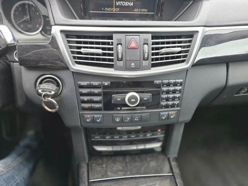 Mercedes-Benz E 350 CGI, снимка 13 - Автомобили и джипове - 53542737