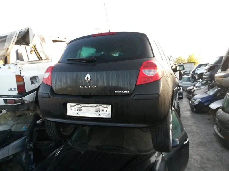 Renault Clio 1.5 dci, снимка 2 - Автомобили и джипове - 45613911