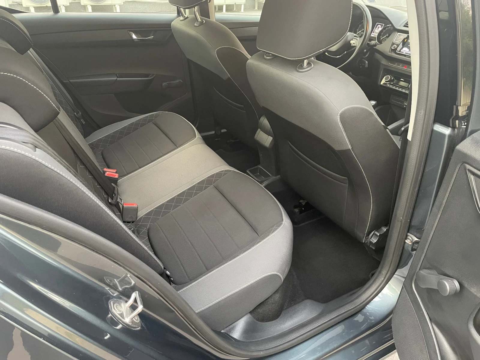 Skoda Fabia 1.0MPI facelift , снимка 11 - Автомобили и джипове - 56041447