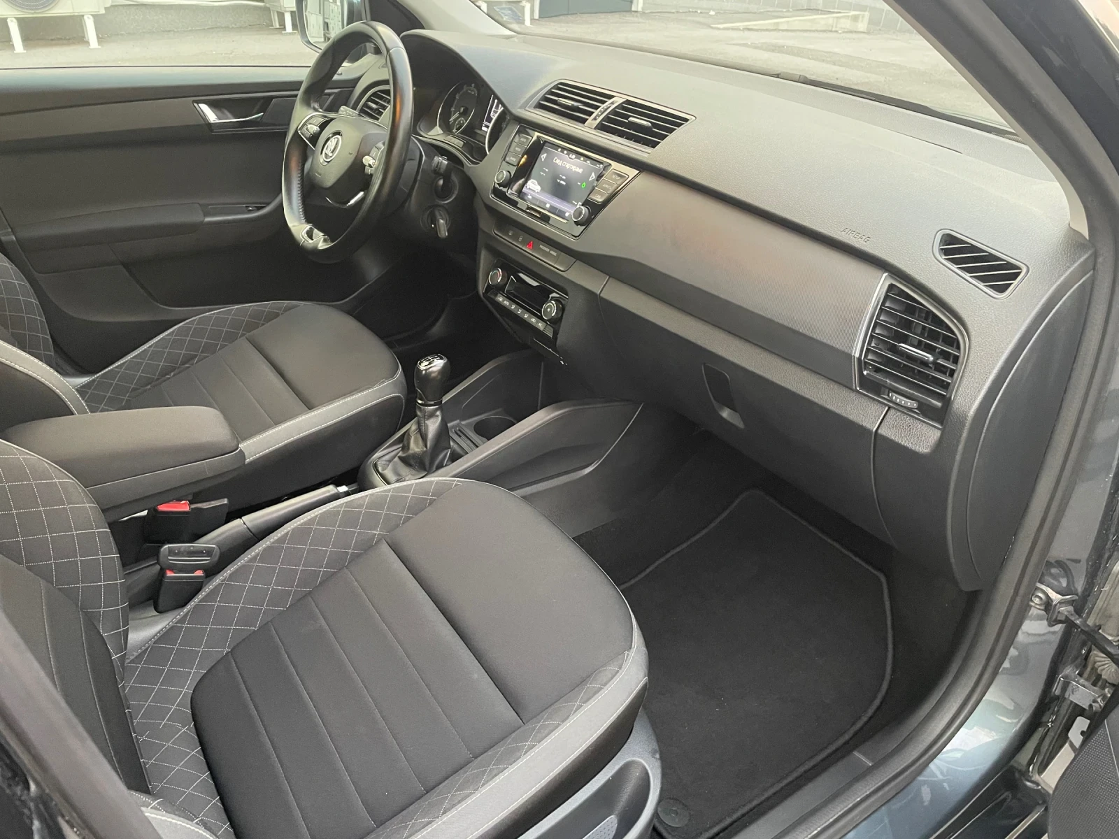 Skoda Fabia 1.0MPI facelift , снимка 12 - Автомобили и джипове - 56041447