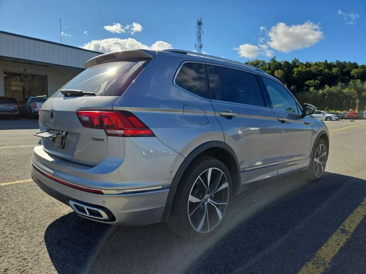 VW Tiguan  HIGHLINE R LINE * CARFAX * ФИНАНСИРАНЕ, снимка 3 - Автомобили и джипове - 56170162