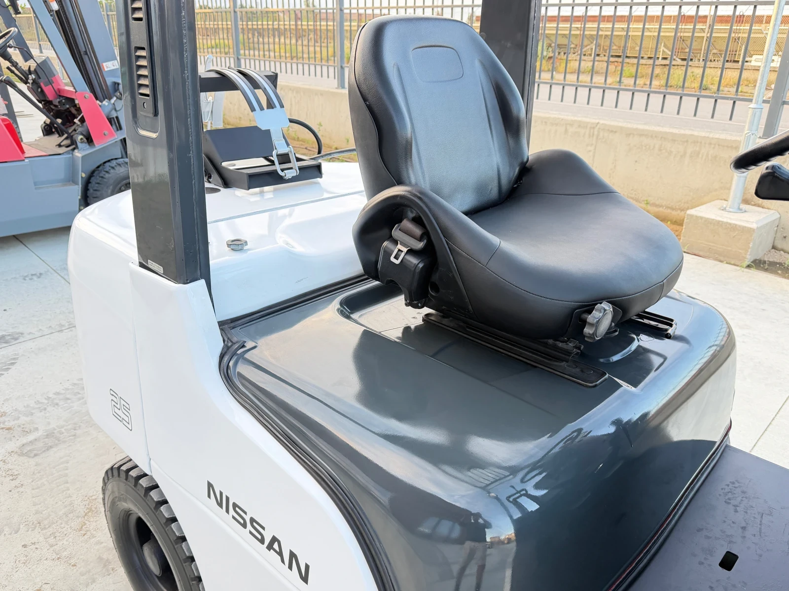 Мотокар Nissan 2.5 Тона / Автомат / Газ-Бензин / Като Нов, снимка 10 - Индустриална техника - 53632008