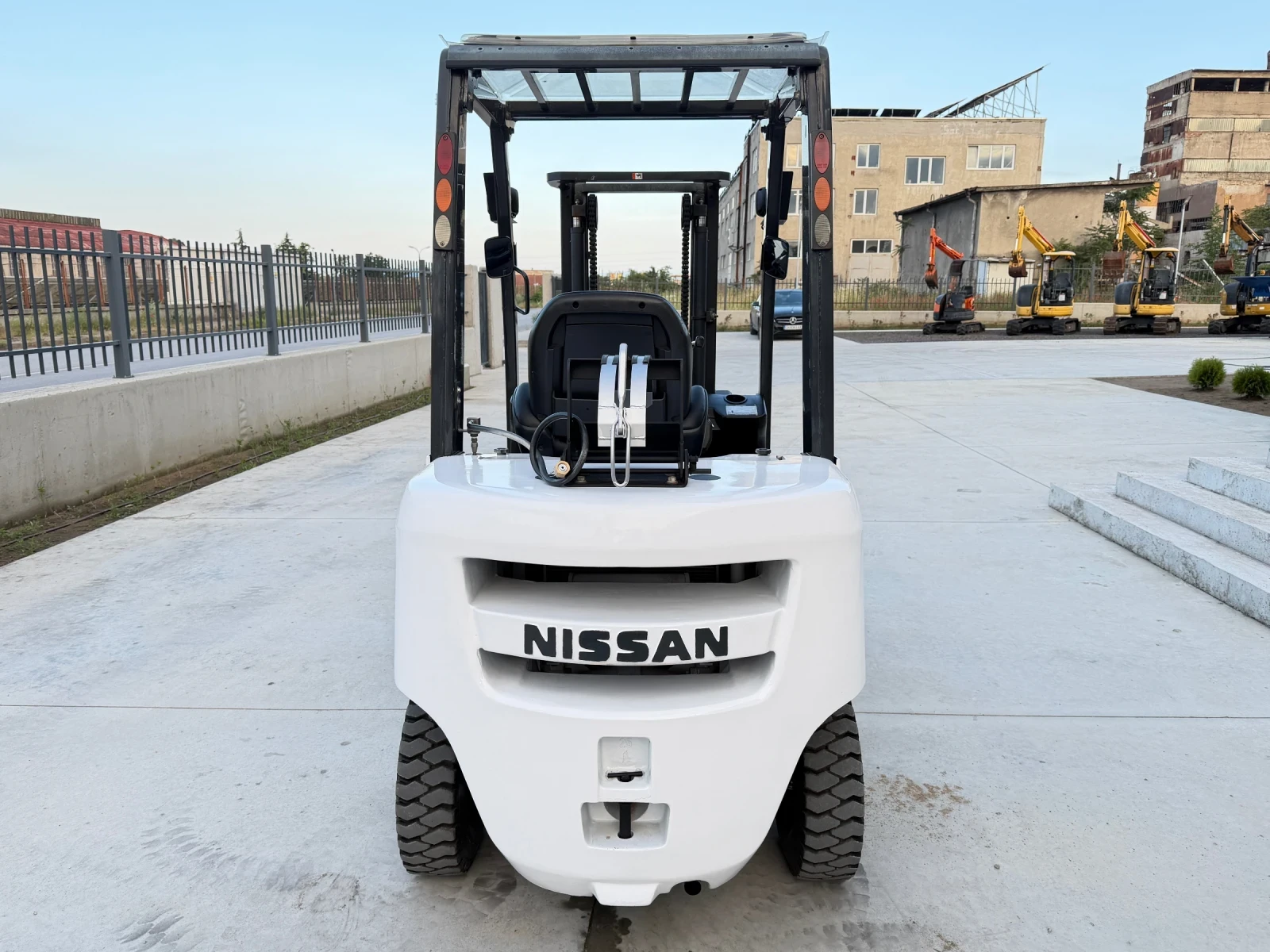 Мотокар Nissan 2.5 Тона / Автомат / Газ-Бензин / Като Нов, снимка 4 - Индустриална техника - 53632008