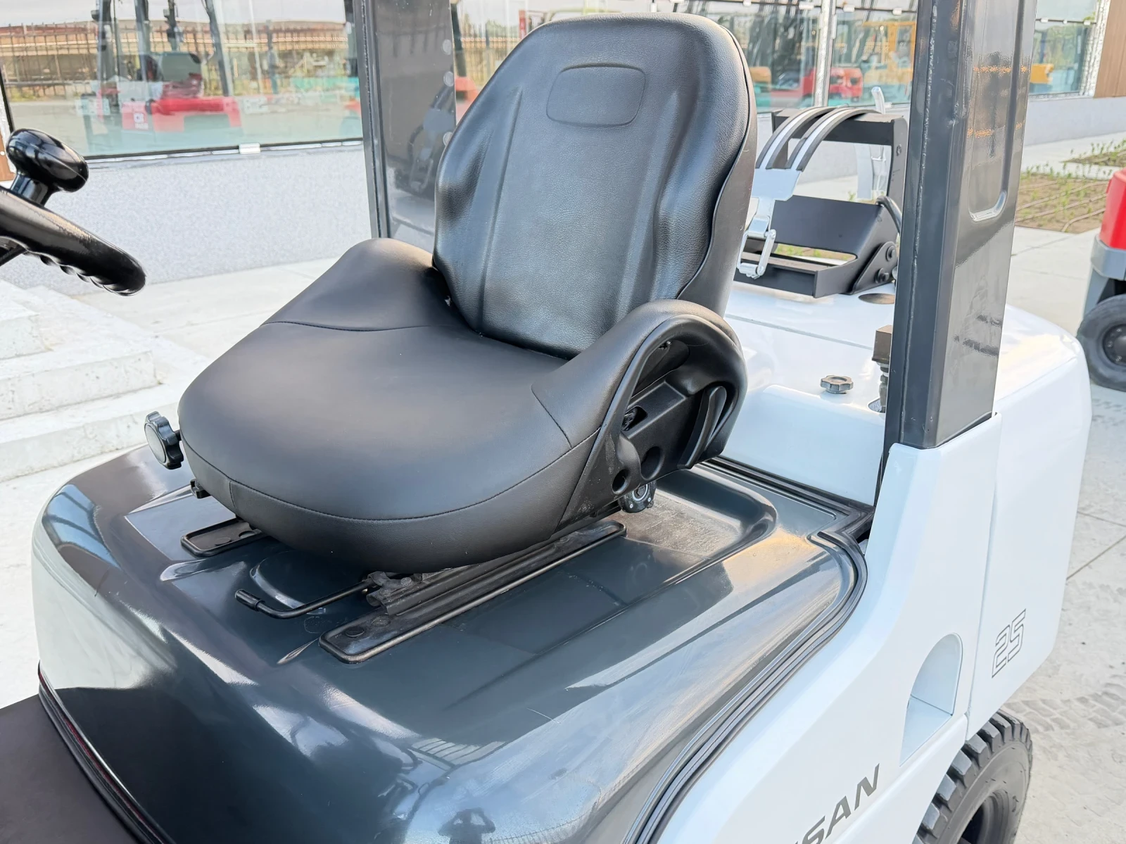 Мотокар Nissan 2.5 Тона / Автомат / Газ-Бензин / Като Нов, снимка 12 - Индустриална техника - 53632008
