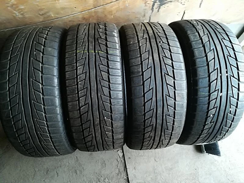 Гуми Зимни 245/45R18, снимка 1 - Гуми и джанти - 23632168