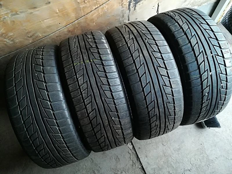 Гуми Зимни 245/45R18, снимка 2 - Гуми и джанти - 23632168