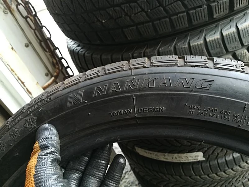 Гуми Зимни 245/45R18, снимка 3 - Гуми и джанти - 23632168