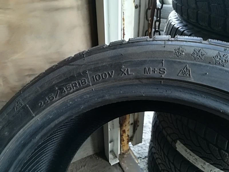 Гуми Зимни 245/45R18, снимка 4 - Гуми и джанти - 23632168