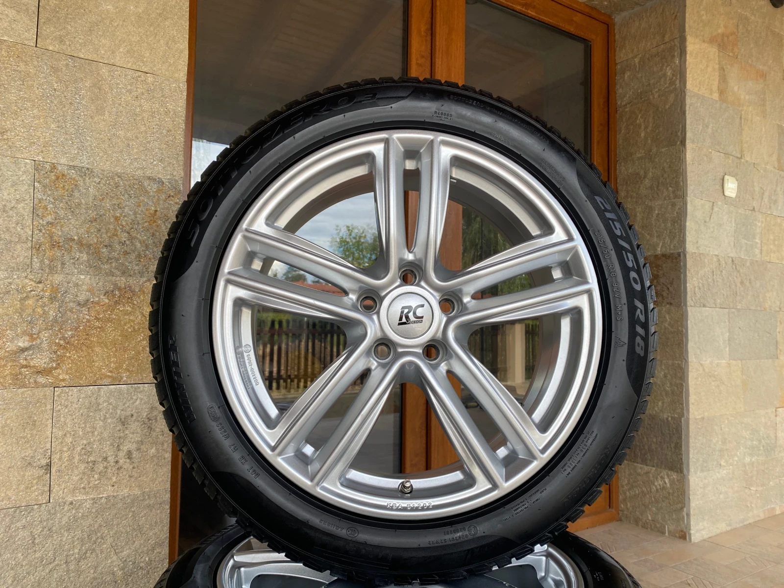 Гуми с джанти Pirelli 215/50R18, снимка 2 - Гуми и джанти - 56181197