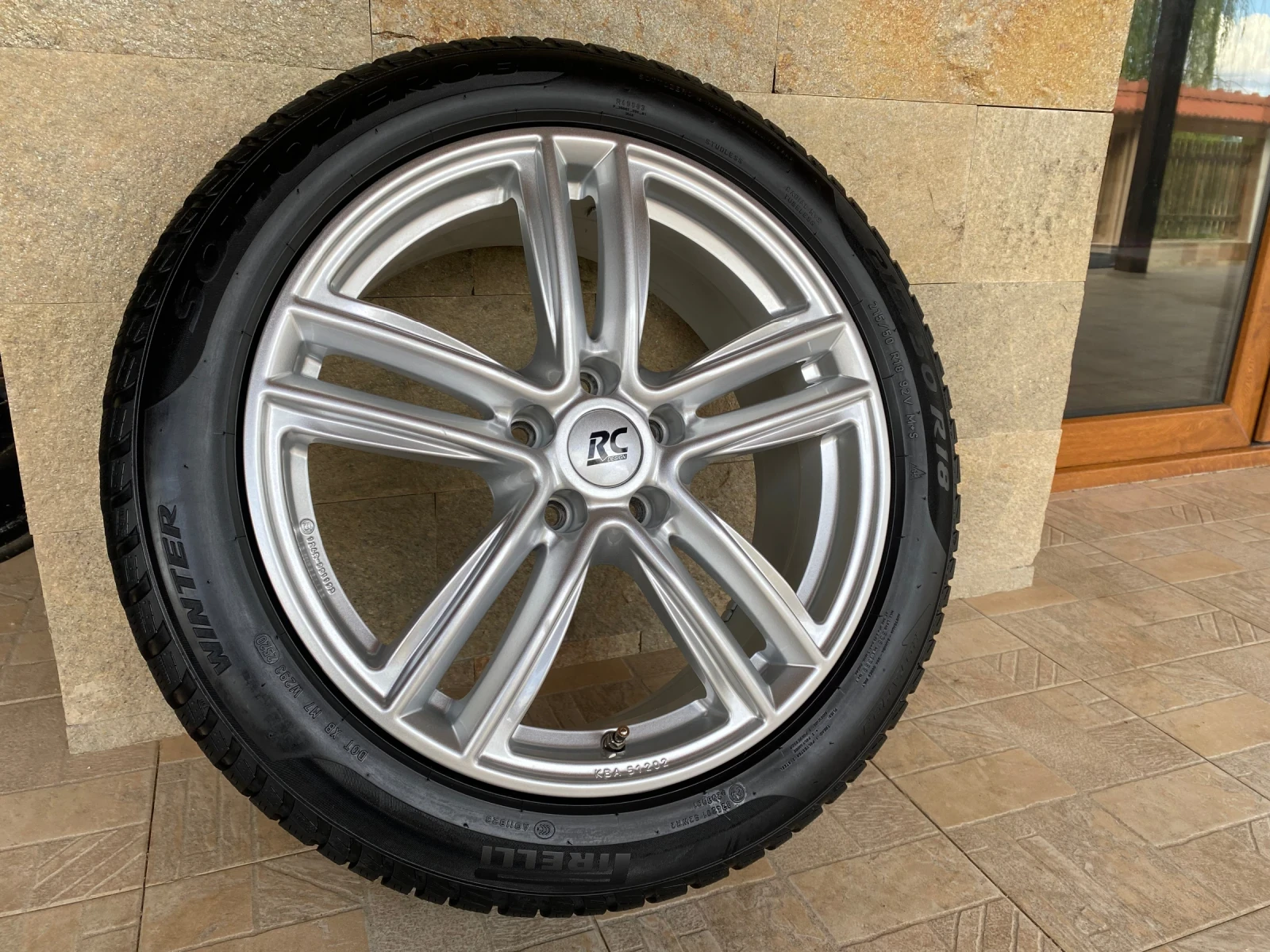 Гуми с джанти Pirelli 215/50R18, снимка 3 - Гуми и джанти - 56181197