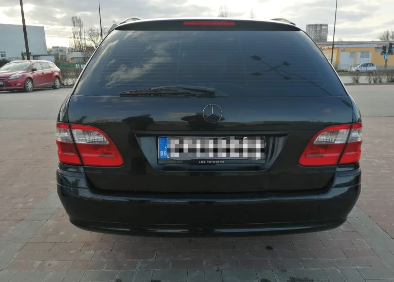 Mercedes-Benz E 200 Бензин Авангард , снимка 10 - Автомобили и джипове - 48399602