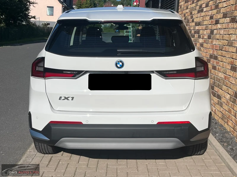 BMW iX1 eDrive20/204HP/MASSAGE/HUD/NAVI/LED/CAM/AHK/255gpr, снимка 8 - Автомобили и джипове - 51578929