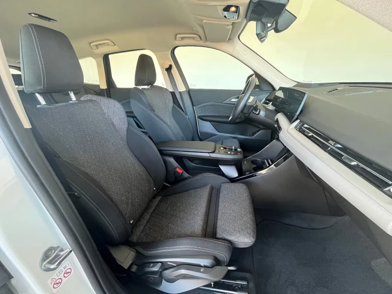 BMW iX1 eDrive20/204HP/MASSAGE/HUD/NAVI/LED/CAM/AHK/255gpr, снимка 12 - Автомобили и джипове - 51578929