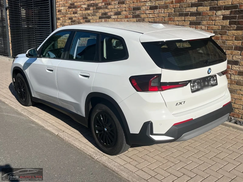BMW iX1 eDrive20/204HP/MASSAGE/HUD/NAVI/LED/CAM/AHK/255gpr, снимка 4 - Автомобили и джипове - 51578929