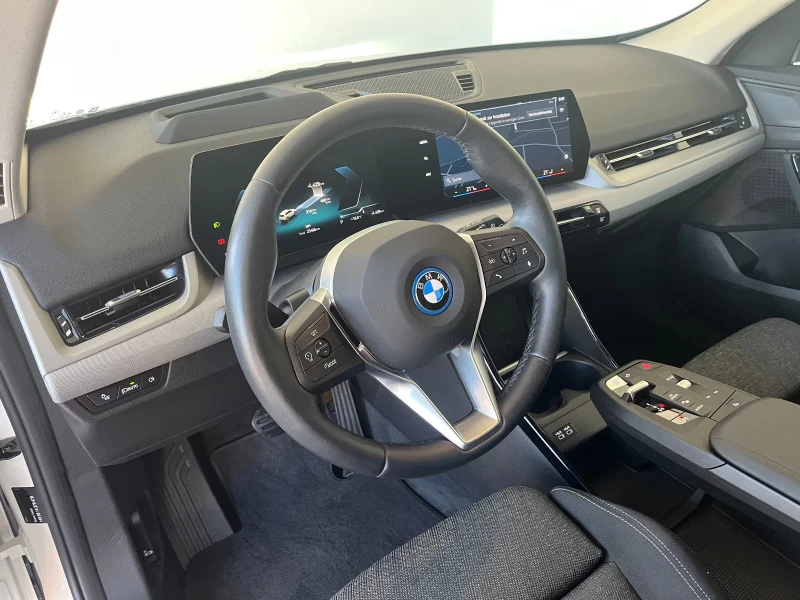 BMW iX1 eDrive20/204HP/MASSAGE/HUD/NAVI/LED/CAM/AHK/255gpr, снимка 10 - Автомобили и джипове - 51578929