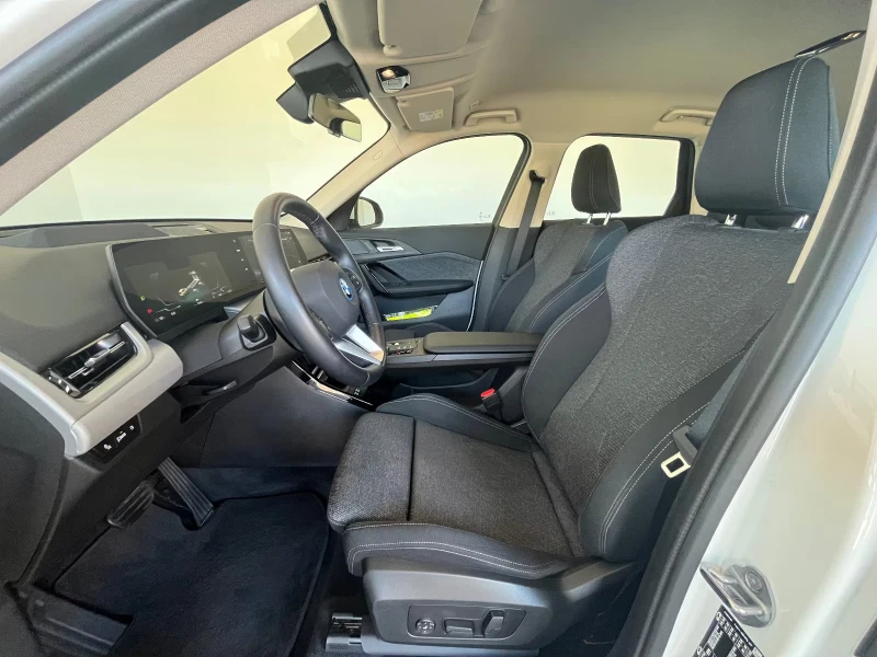 BMW iX1 eDrive20/204HP/MASSAGE/HUD/NAVI/LED/CAM/AHK/255gpr, снимка 9 - Автомобили и джипове - 51578929