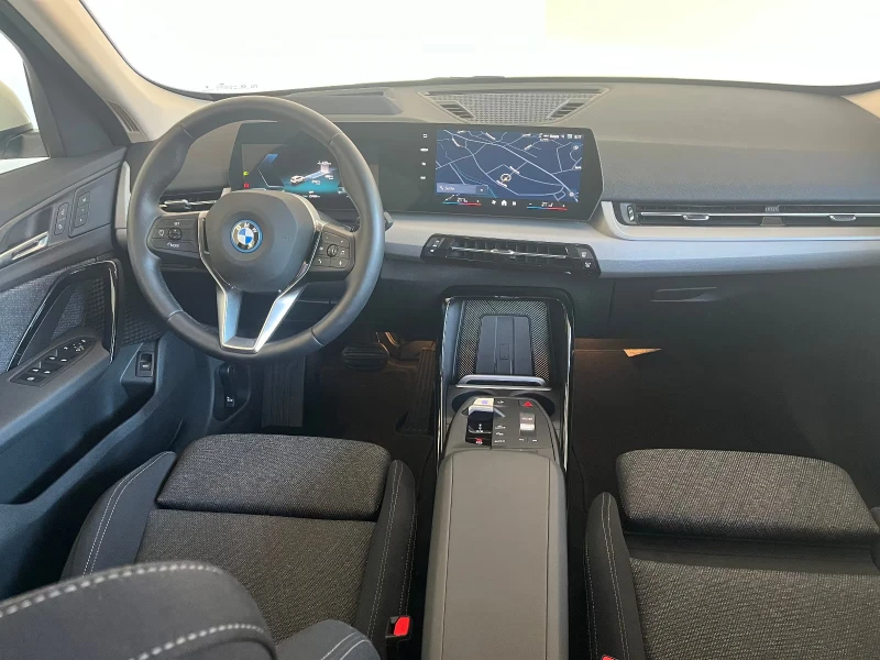 BMW iX1 eDrive20/204HP/MASSAGE/HUD/NAVI/LED/CAM/AHK/255gpr, снимка 11 - Автомобили и джипове - 51578929