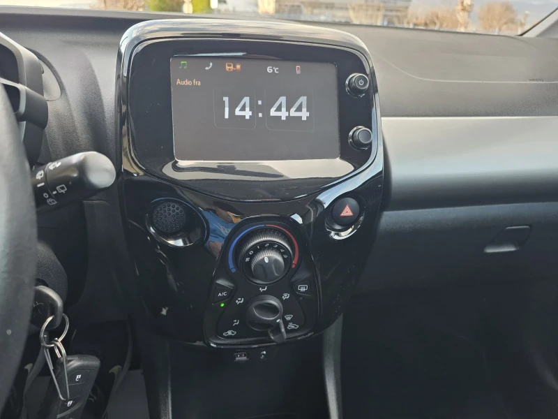 Peugeot 108 1.0 EURO6 NAVI, снимка 14 - Автомобили и джипове - 52914216