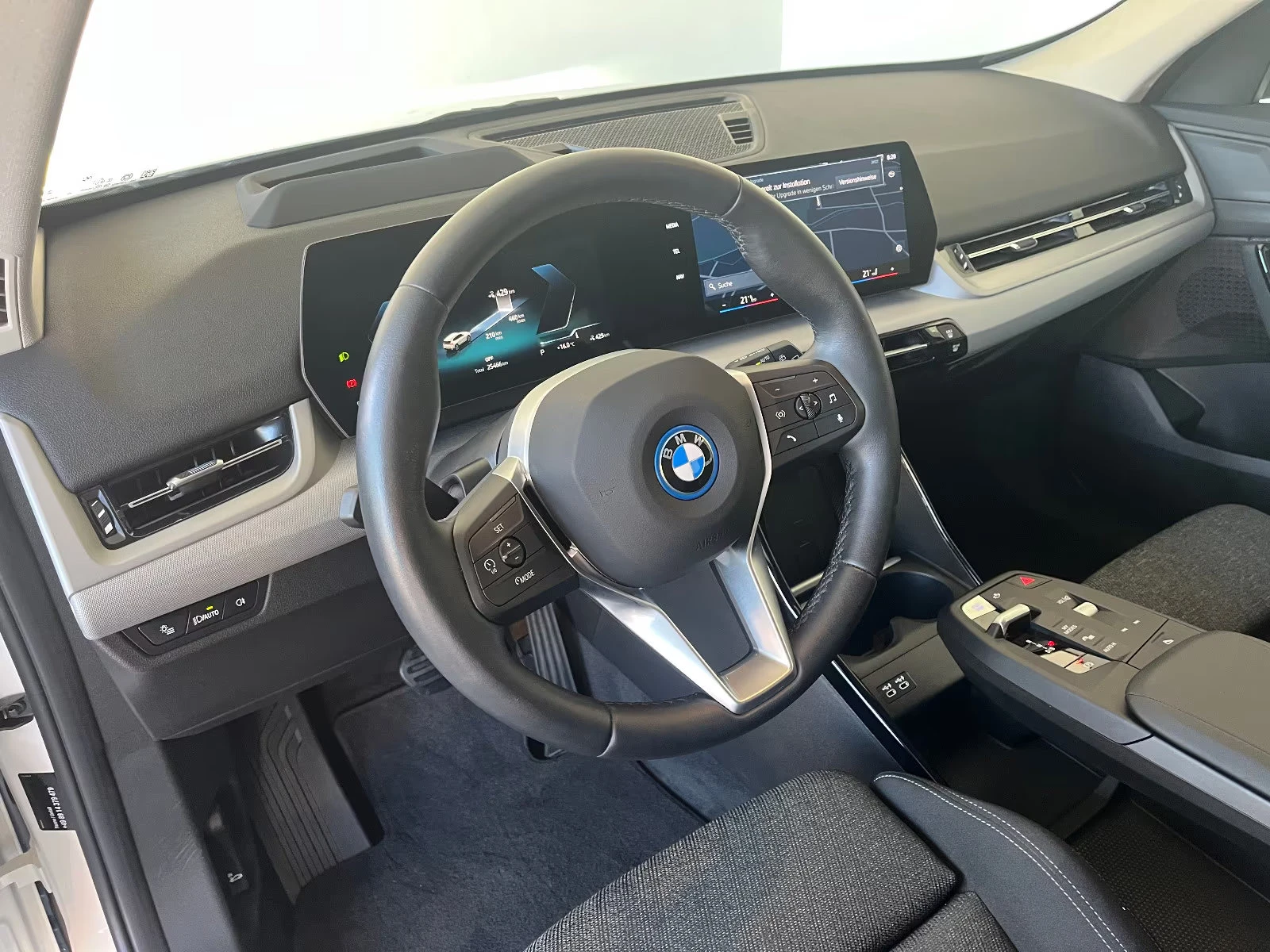 BMW iX1 eDrive20/204HP/MASSAGE/HUD/NAVI/LED/CAM/AHK/255g - изображение 10