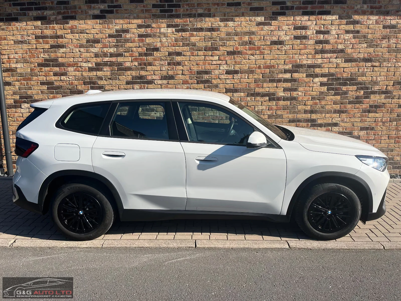 BMW iX1 eDrive20/204HP/MASSAGE/HUD/NAVI/LED/CAM/AHK/255g - изображение 6