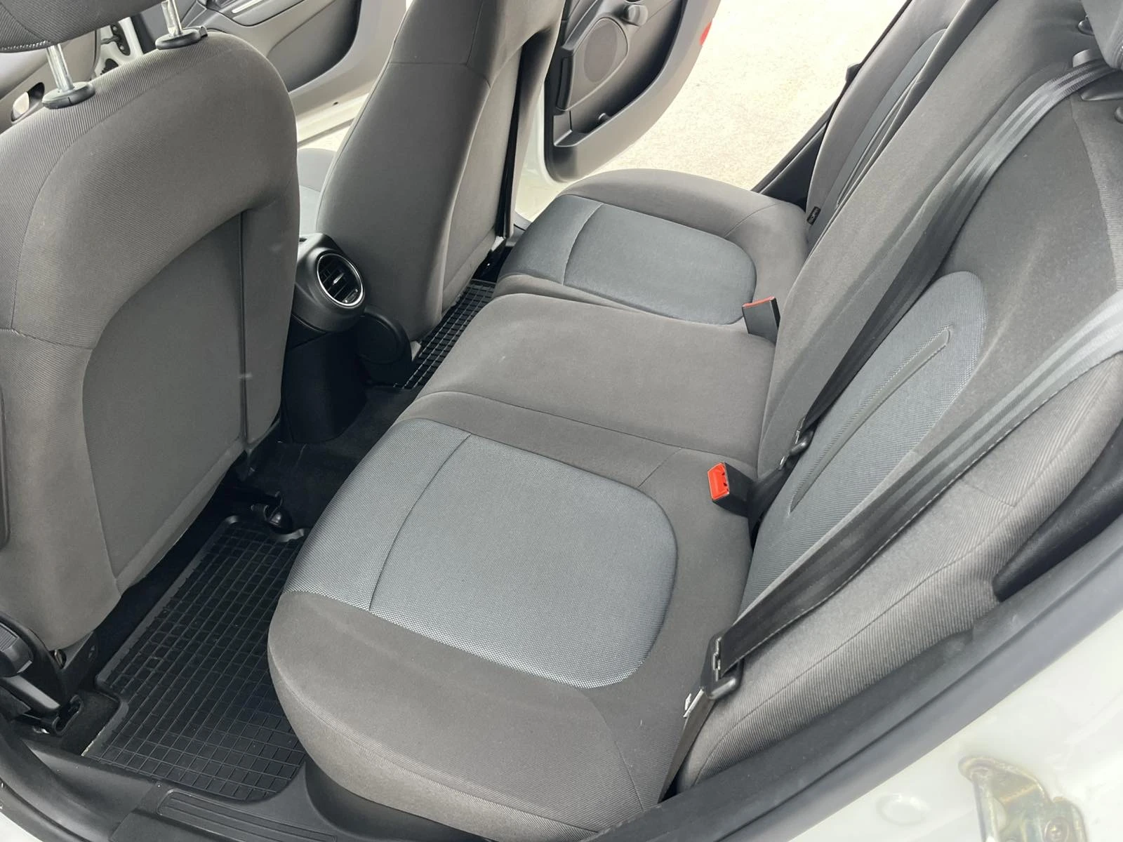 Fiat Punto 1.4I 90кс 6 СКОРОСТИ EURO 4 КЛИМАТИК - изображение 9