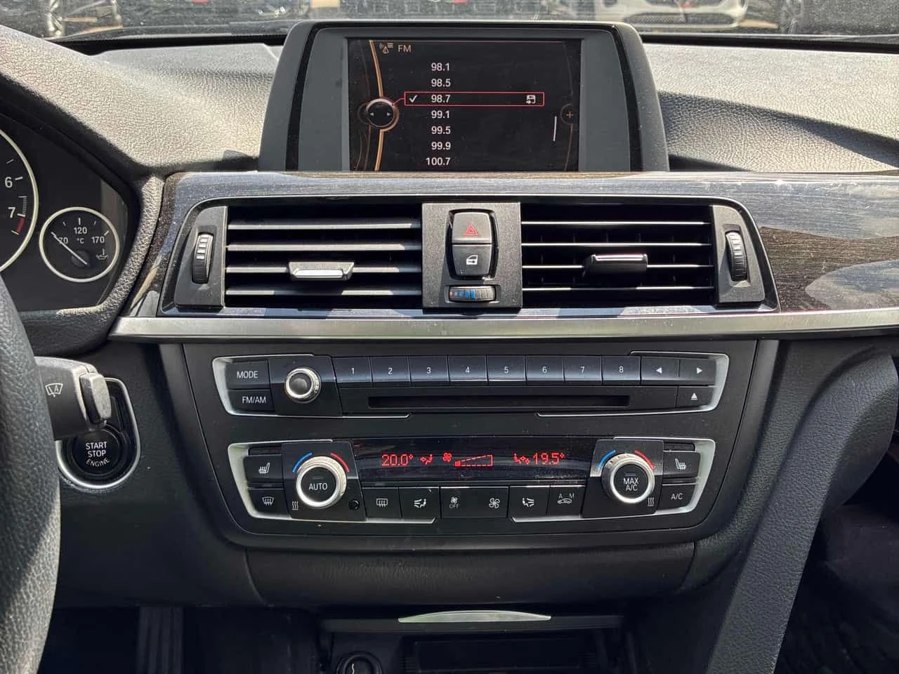 BMW 320 * 320i xDrive * АВТОКРЕДИТ БЕЗ ПЪРВОНАЧАЛНА* , снимка 9 - Автомобили и джипове - 54571913