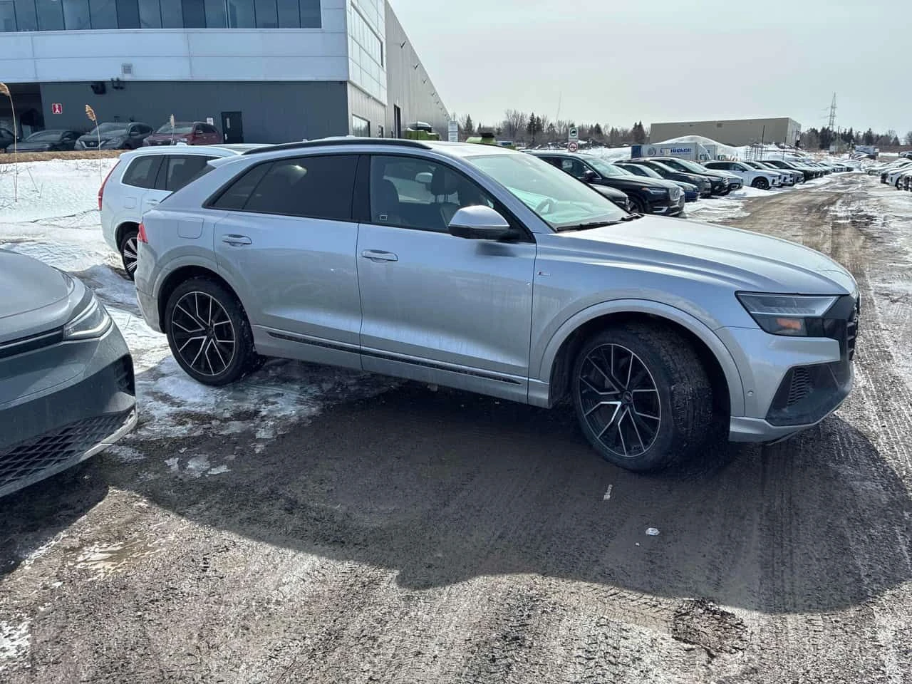 Audi Q8 Technik/CARFAX/DIS/360/PANO/ОБДУХВАНЕ, снимка 4 - Автомобили и джипове - 53980666