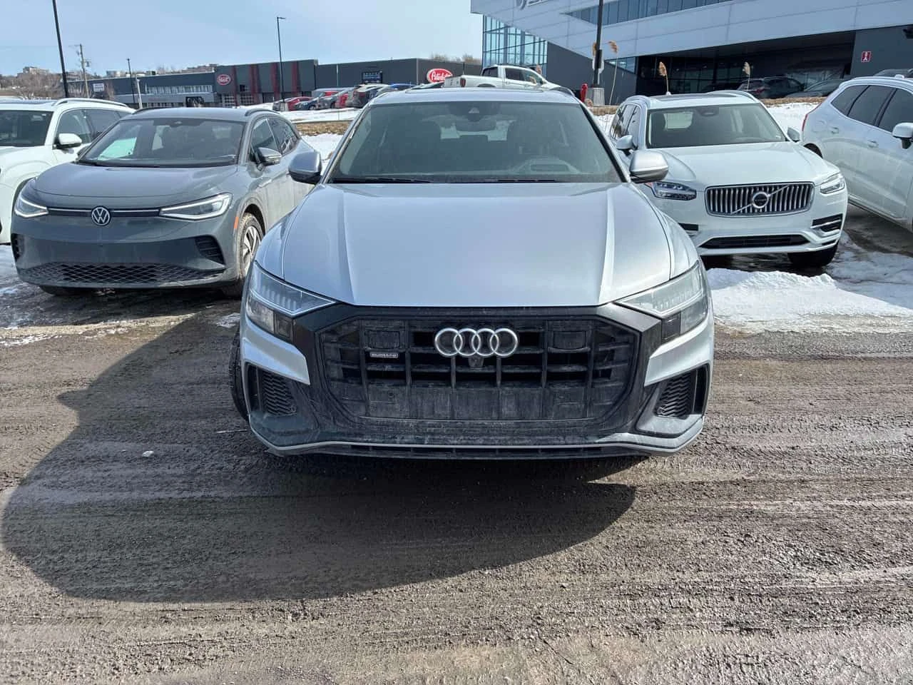 Audi Q8 Technik/CARFAX/DIS/360/PANO/ОБДУХВАНЕ, снимка 2 - Автомобили и джипове - 53980666