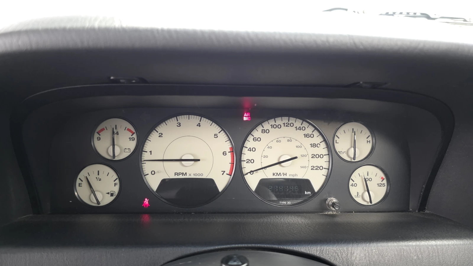 Jeep Cherokee 4.7 Limited autogeorge.com, снимка 12 - Автомобили и джипове - 56114117
