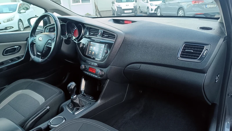Kia Ceed 1.6CRDi Premim, снимка 10 - Автомобили и джипове - 52052403