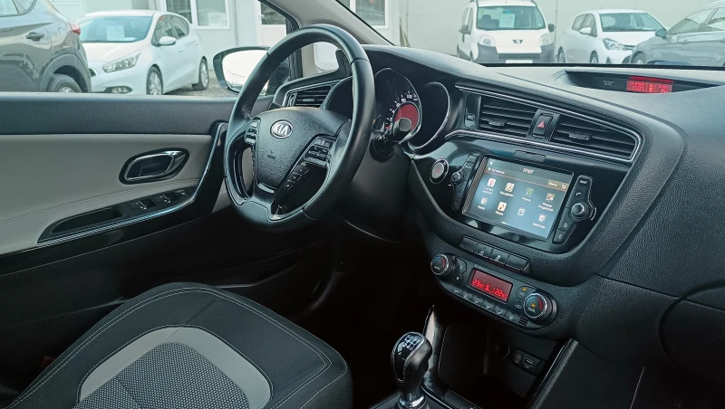 Kia Ceed 1.6CRDi Premim, снимка 11 - Автомобили и джипове - 52052403
