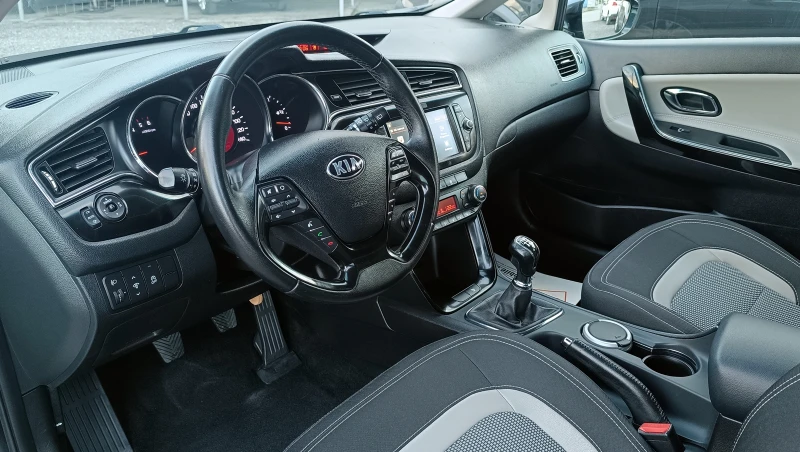 Kia Ceed 1.6CRDi Premim, снимка 9 - Автомобили и джипове - 52052403