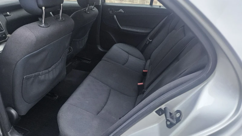 Mercedes-Benz C 220, снимка 7 - Автомобили и джипове - 52726392