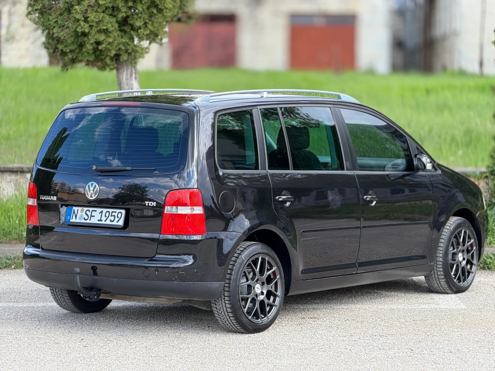 VW Touran Уникат, снимка 3 - Автомобили и джипове - 54293766