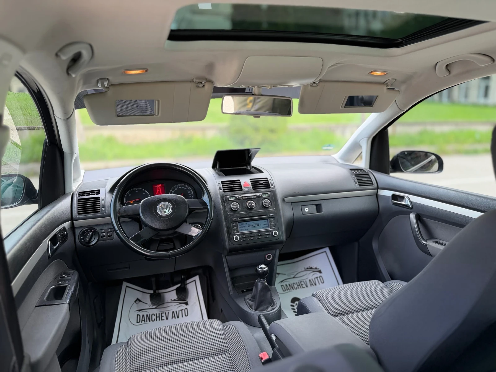 VW Touran Уникат, снимка 5 - Автомобили и джипове - 54293766