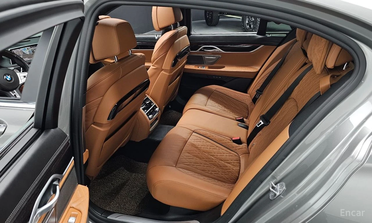 BMW 740 ДИСТРОНИК * ОБДУХВАНЕ * HEAD-UP * H/K, снимка 13 - Автомобили и джипове - 55234009