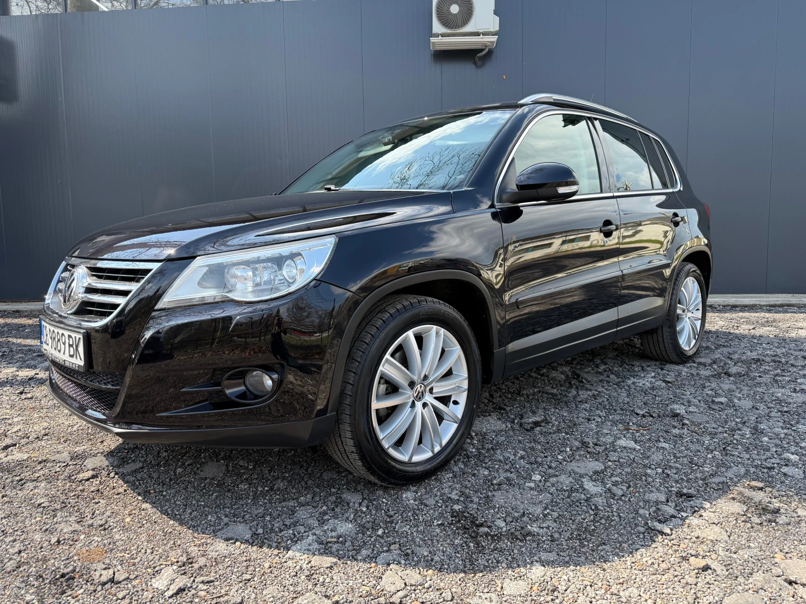 VW Tiguan 2.0 TDI/DSG/4x4/110000 км./TOP//KAMERA//NAVI, снимка 2 - Автомобили и джипове - 54104169