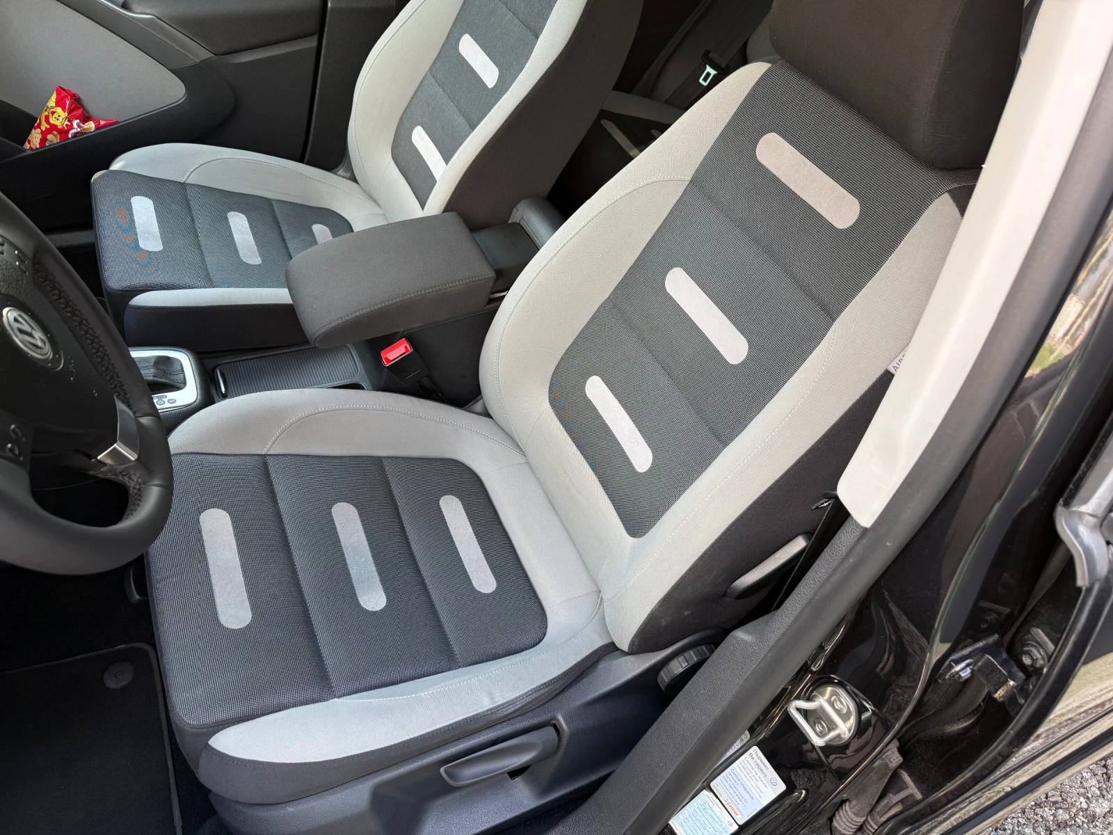 VW Tiguan 2.0 TDI/DSG/4x4/110000 км./TOP//KAMERA//NAVI, снимка 8 - Автомобили и джипове - 54104169