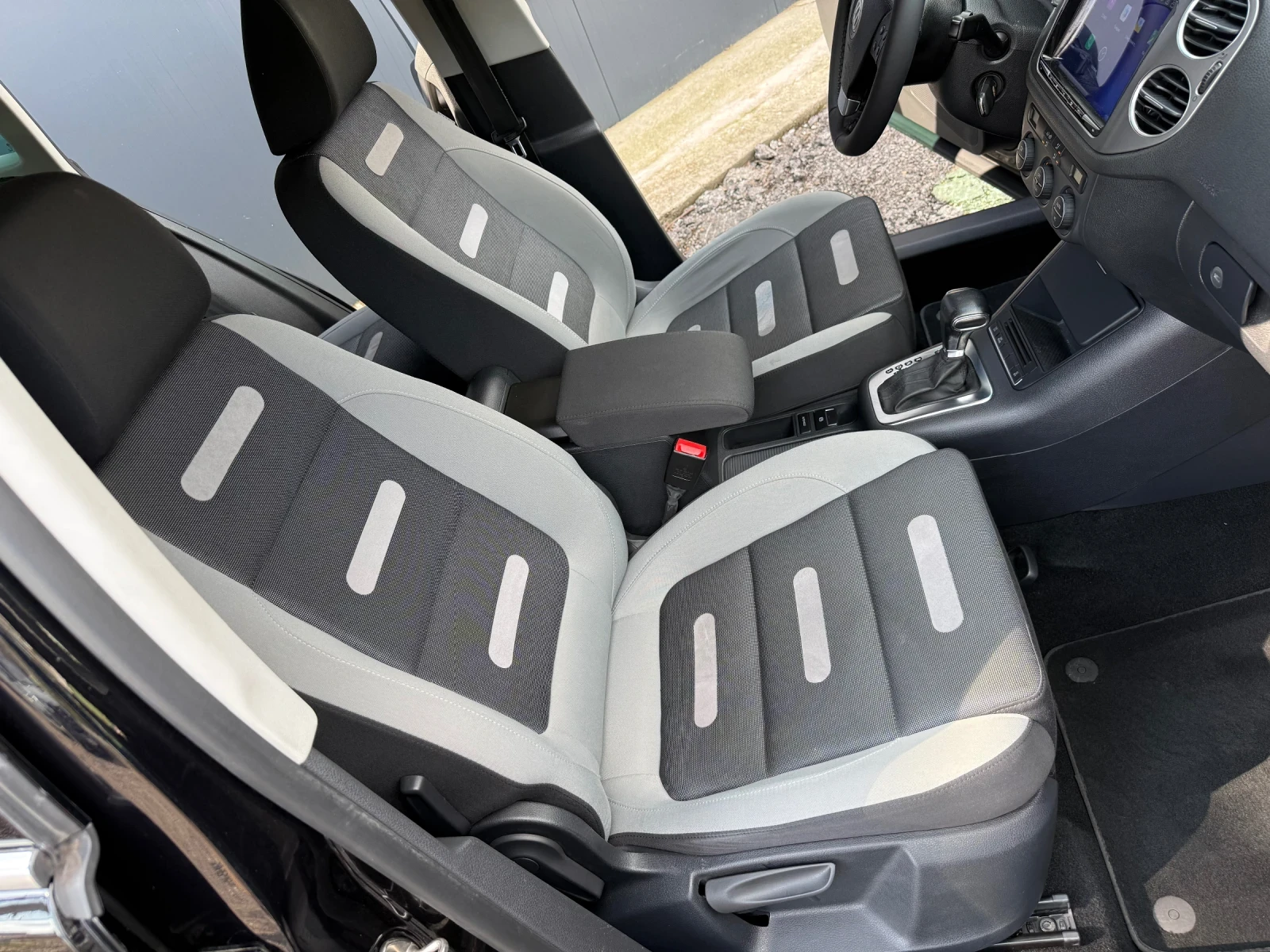 VW Tiguan 2.0 TDI/DSG/4x4/110000 км./TOP//KAMERA//NAVI, снимка 13 - Автомобили и джипове - 54104169