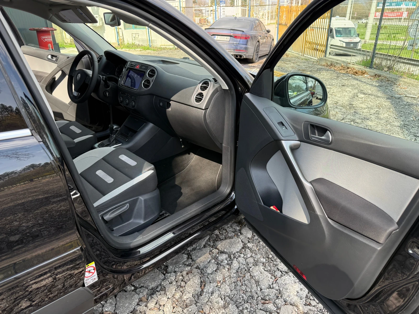 VW Tiguan 2.0 TDI/DSG/4x4/110000 км./TOP//KAMERA//NAVI, снимка 15 - Автомобили и джипове - 54104169