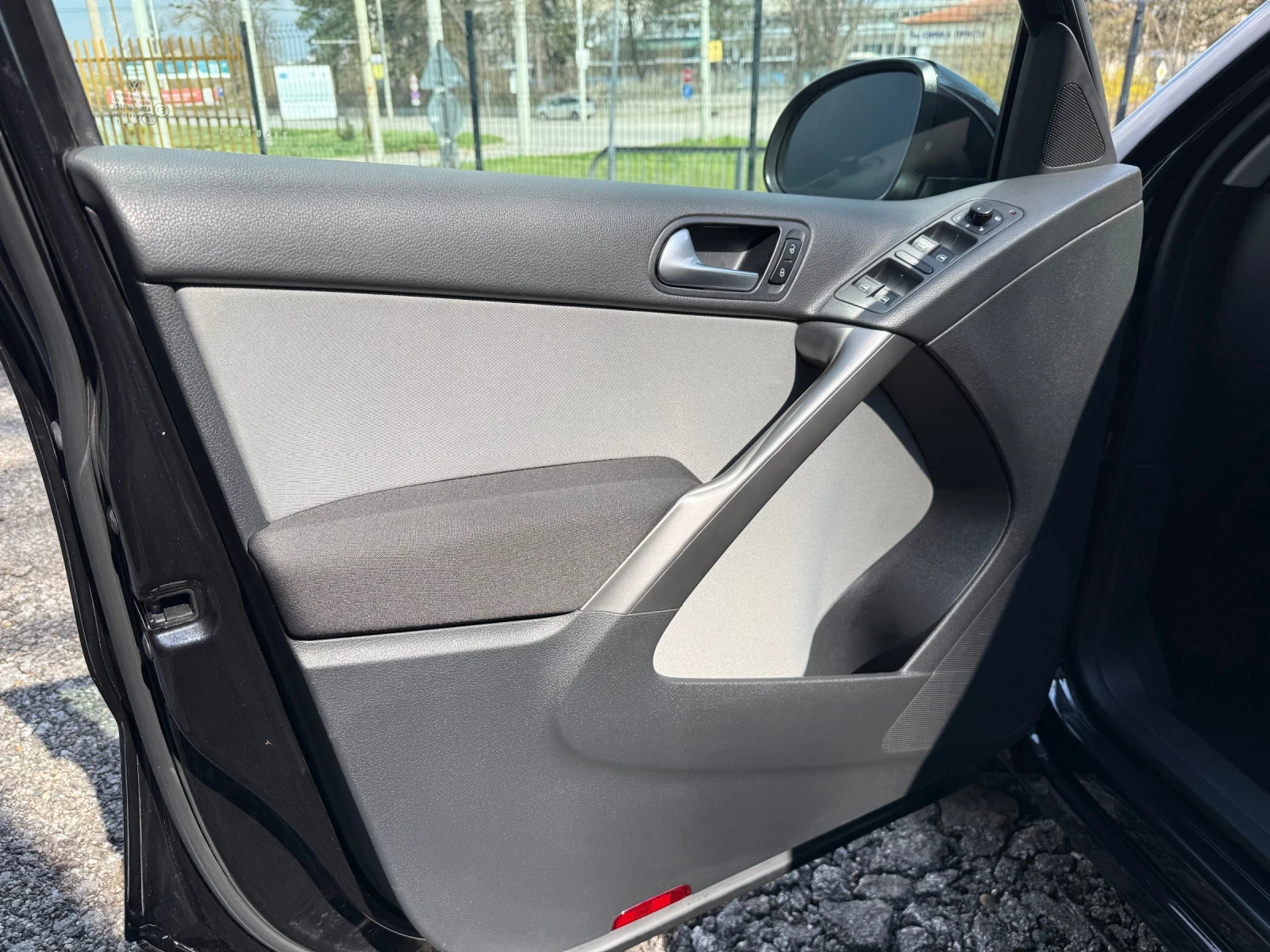 VW Tiguan 2.0 TDI/DSG/4x4/110000 км./TOP//KAMERA//NAVI, снимка 17 - Автомобили и джипове - 54104169