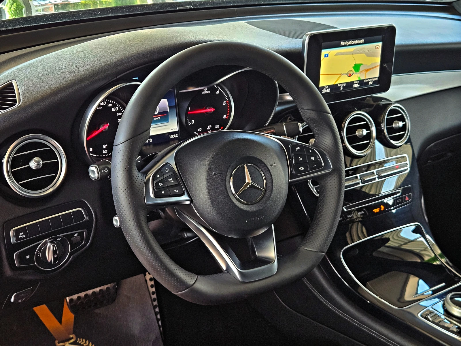 Mercedes-Benz GLC 250 AMG/GERMANY/CAMERA/AIRMATIC/KEYLESS/AUTO HOLD/LIZI, снимка 11 - Автомобили и джипове - 55477404