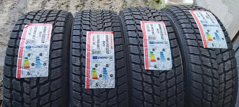 Гуми Зимни 235/70R16, снимка 1 - Гуми и джанти - 35136588