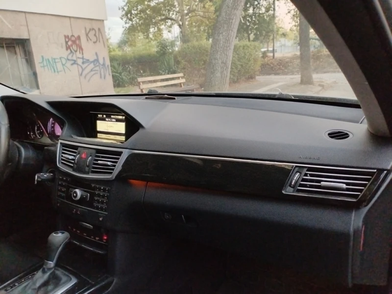 Mercedes-Benz E 200, снимка 10 - Автомобили и джипове - 51897673