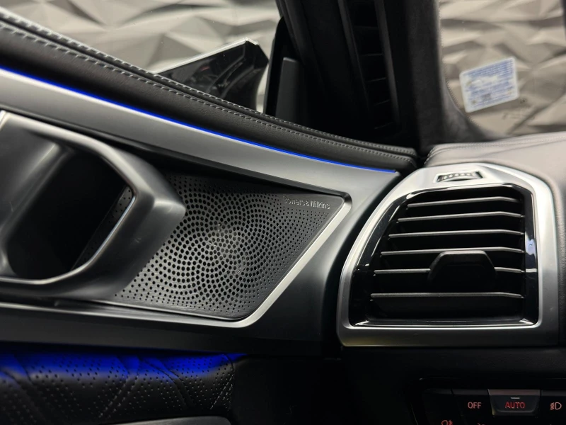 BMW M8 Competition* Facelift* Akrapovic* B&W * HeadUp 950, снимка 14 - Автомобили и джипове - 52332146