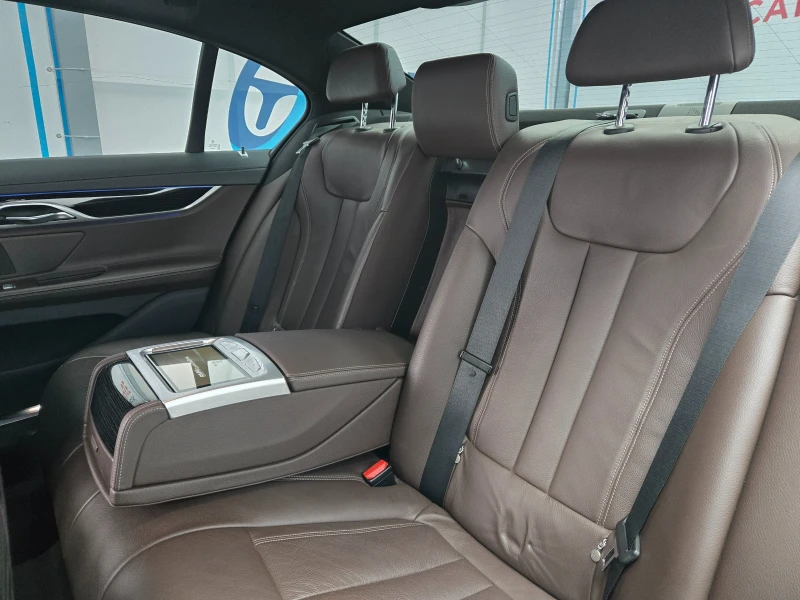 BMW 750 750i* xDrive* Обслужена* 24 МЕСЕЦА ГАРАНЦИЯ, снимка 15 - Автомобили и джипове - 53120548