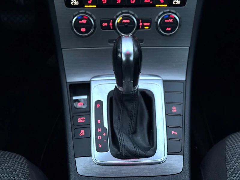 VW Passat 2.0TDI* Highline* LED* Germany, снимка 14 - Автомобили и джипове - 53483389