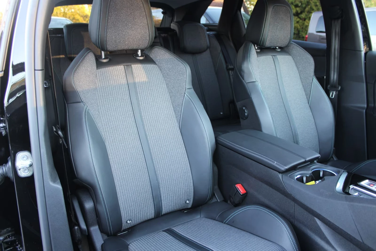 Peugeot 3008 1.6PHEV/224HP/ALLURE/360/CPLAY/LED/KLESS/881g - изображение 8