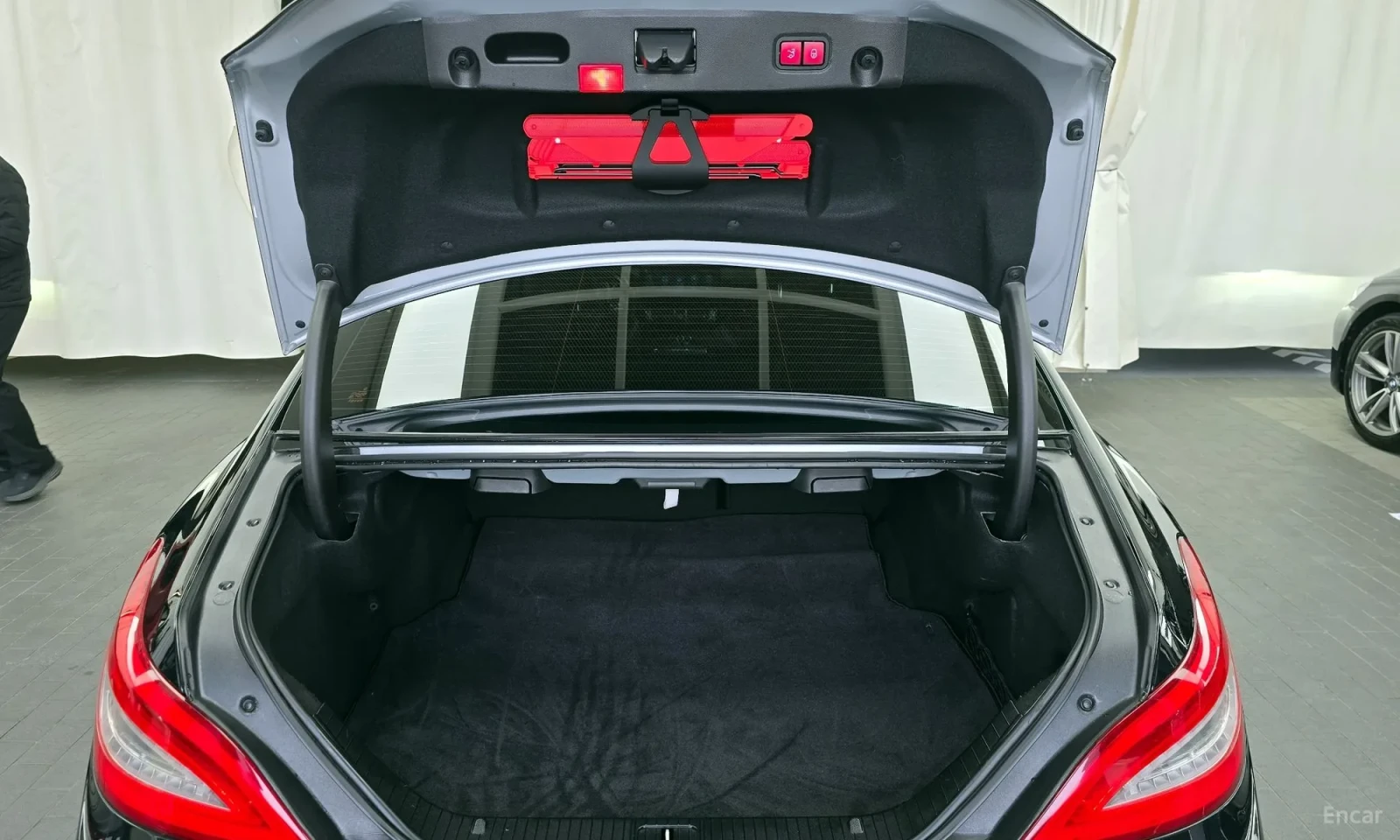 Mercedes-Benz CLS 63 AMG BLACK OPTIC* HARMAN* ОБДУХ* CARBON* КРАЙНА ЦЕНА, снимка 17 - Автомобили и джипове - 54073328