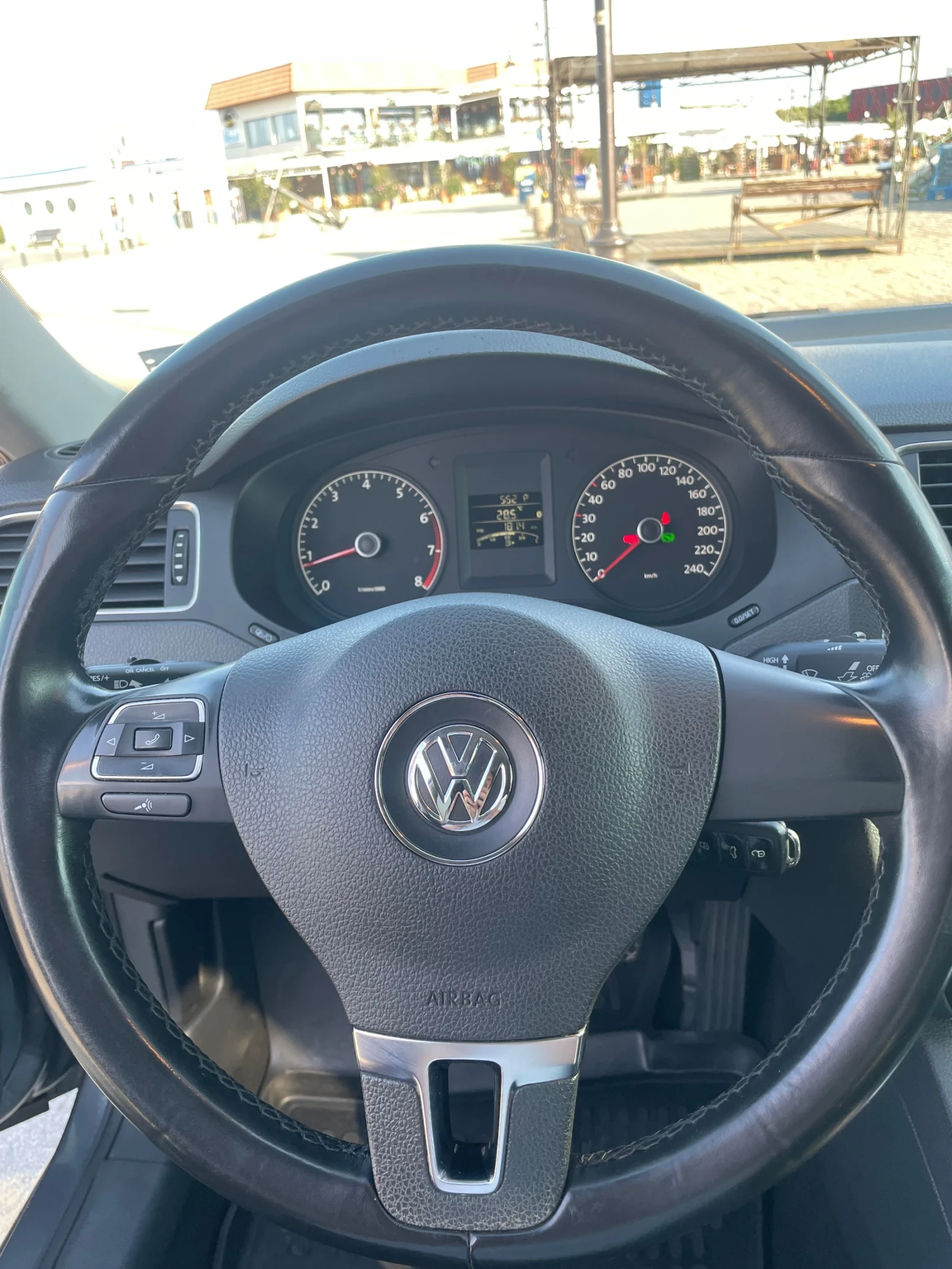 VW Jetta 2.0 Бензин , снимка 10 - Автомобили и джипове - 55571638